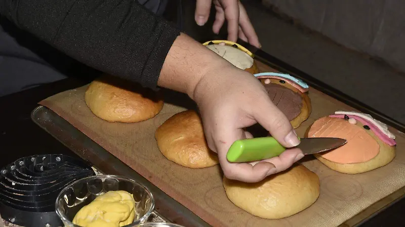 Decoración de las conchas con colores y figuras alusivas a los reyes magos.